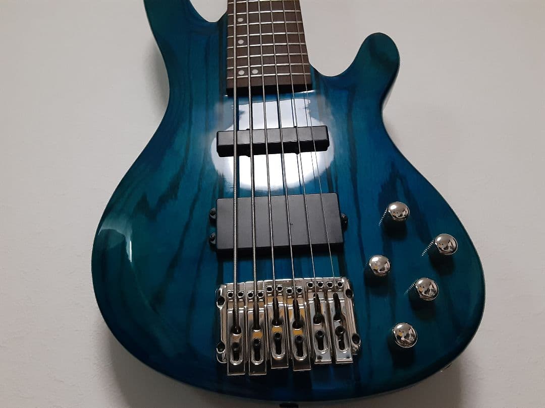 メルカリ便　playtech 6弦ベース　レギュラーチューニング済み