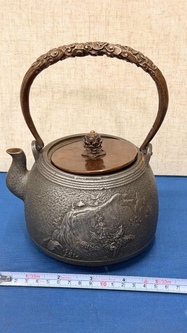 茶室の主役に！山水彫刻の鉄瓶｜和モダンインテリアにも映える逸品・幅15 高さ20