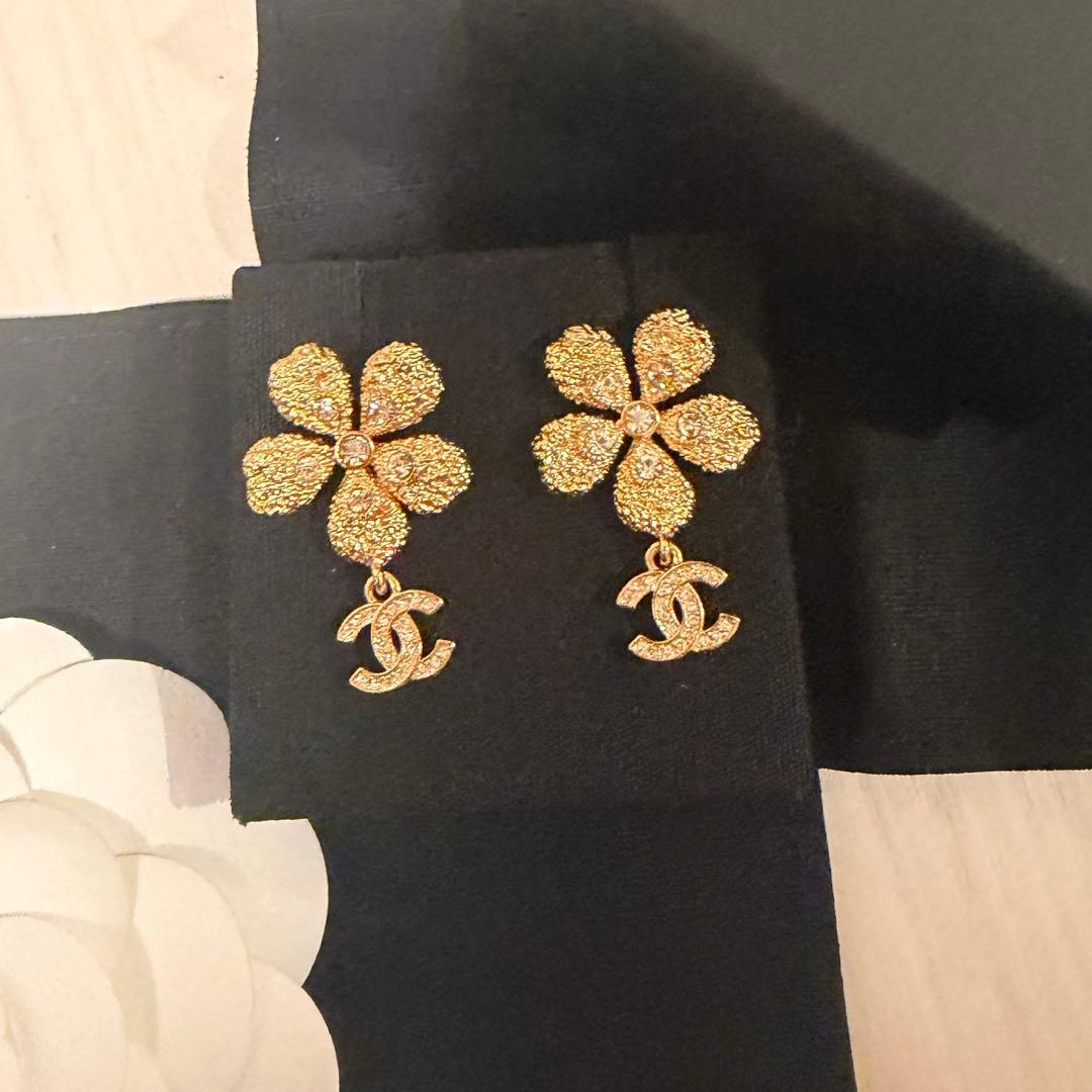 CHANEL フラワーデザイン ピアス　26C