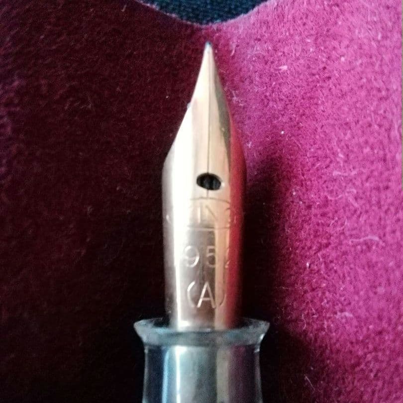 逸品　シルバー　万年筆　精巧で美しい総片切彫りボディ　エングレイブ