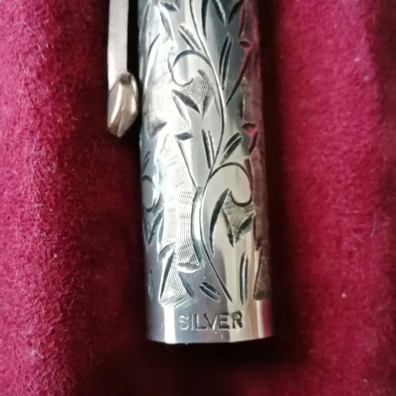 逸品　シルバー　万年筆　精巧で美しい総片切彫りボディ　エングレイブ