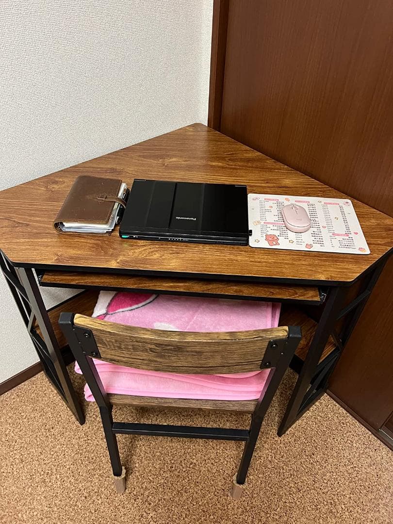 コンパクトデザインの頑丈な三角デスク - ラックとキーボードトレイ付き、A4対応