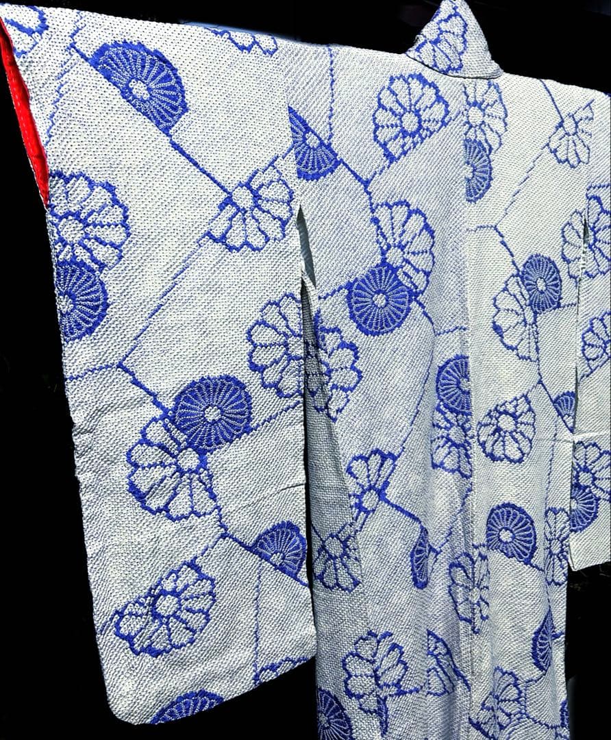 総絞り　振袖 白地に青紫の花柄　小振袖