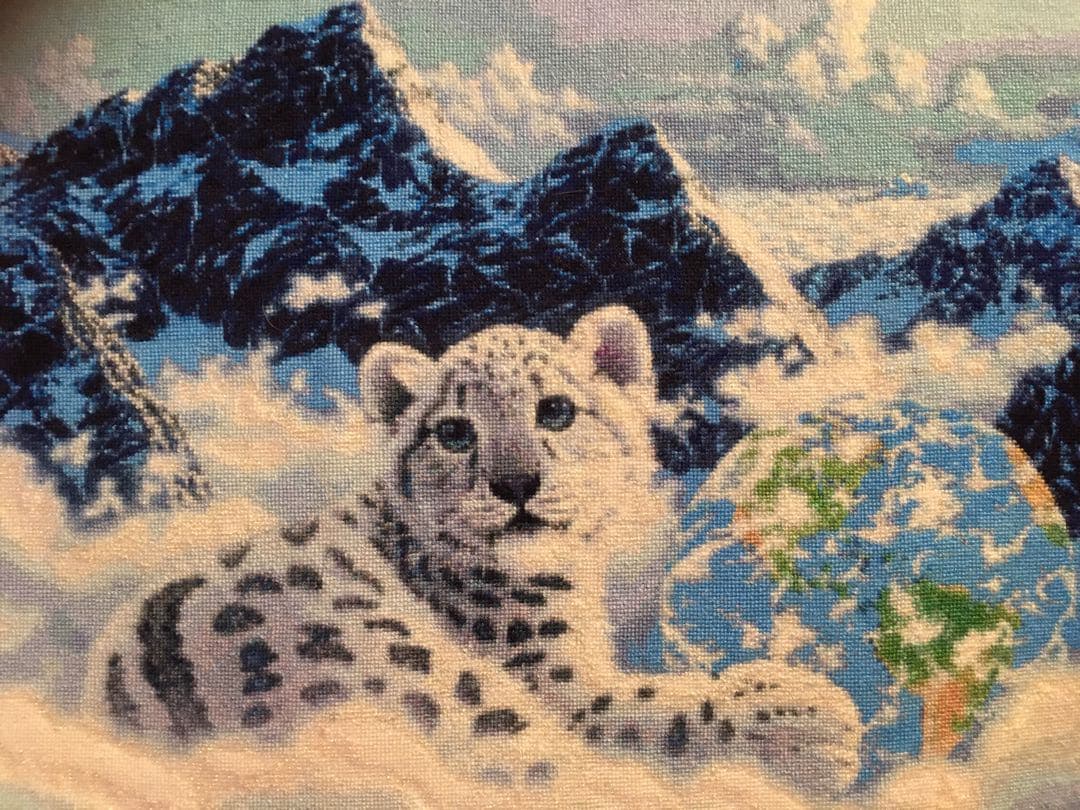 アメリカHAED社のクロスステッチ刺繍完成品　地球とホワイトタイガーパピー