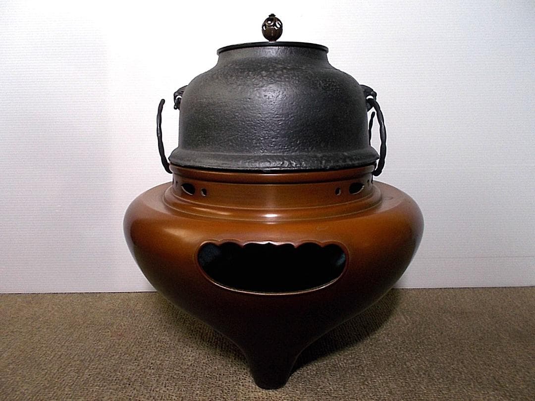 茶道具 釜師:畠春斉 風炉師:一ノ瀬宗辰 唐銅朝鮮風炉 茶釜 立派な釜環 共箱