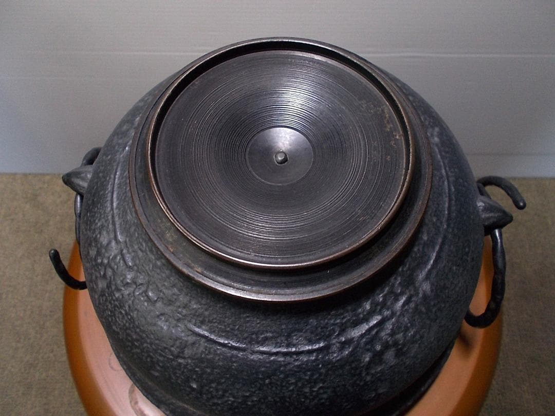 茶道具 釜師:畠春斉 風炉師:一ノ瀬宗辰 唐銅朝鮮風炉 茶釜 立派な釜環 共箱