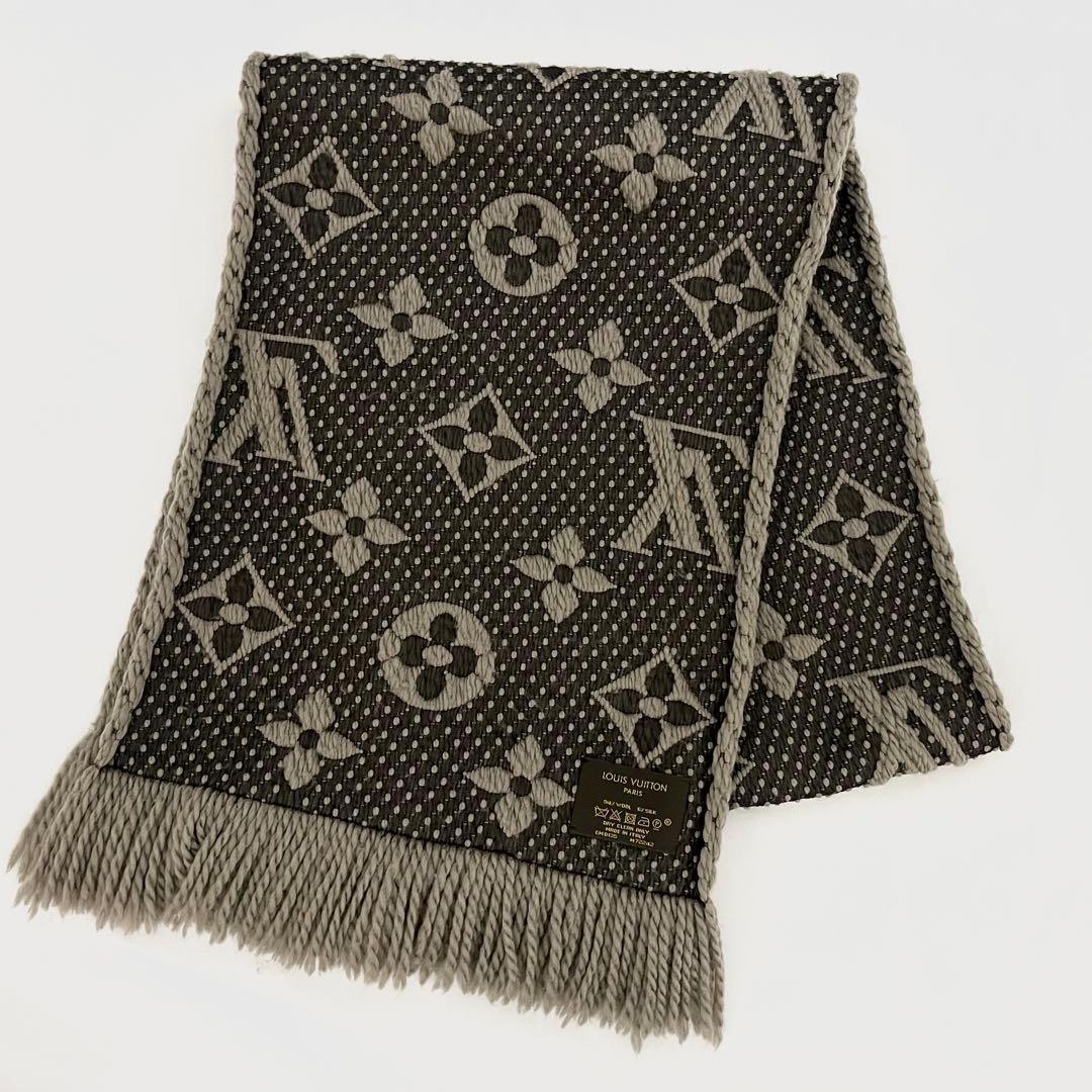 Y'sさん✨グレー ルイヴィトン エシャルプ ロゴマニア マフラー シルクウール