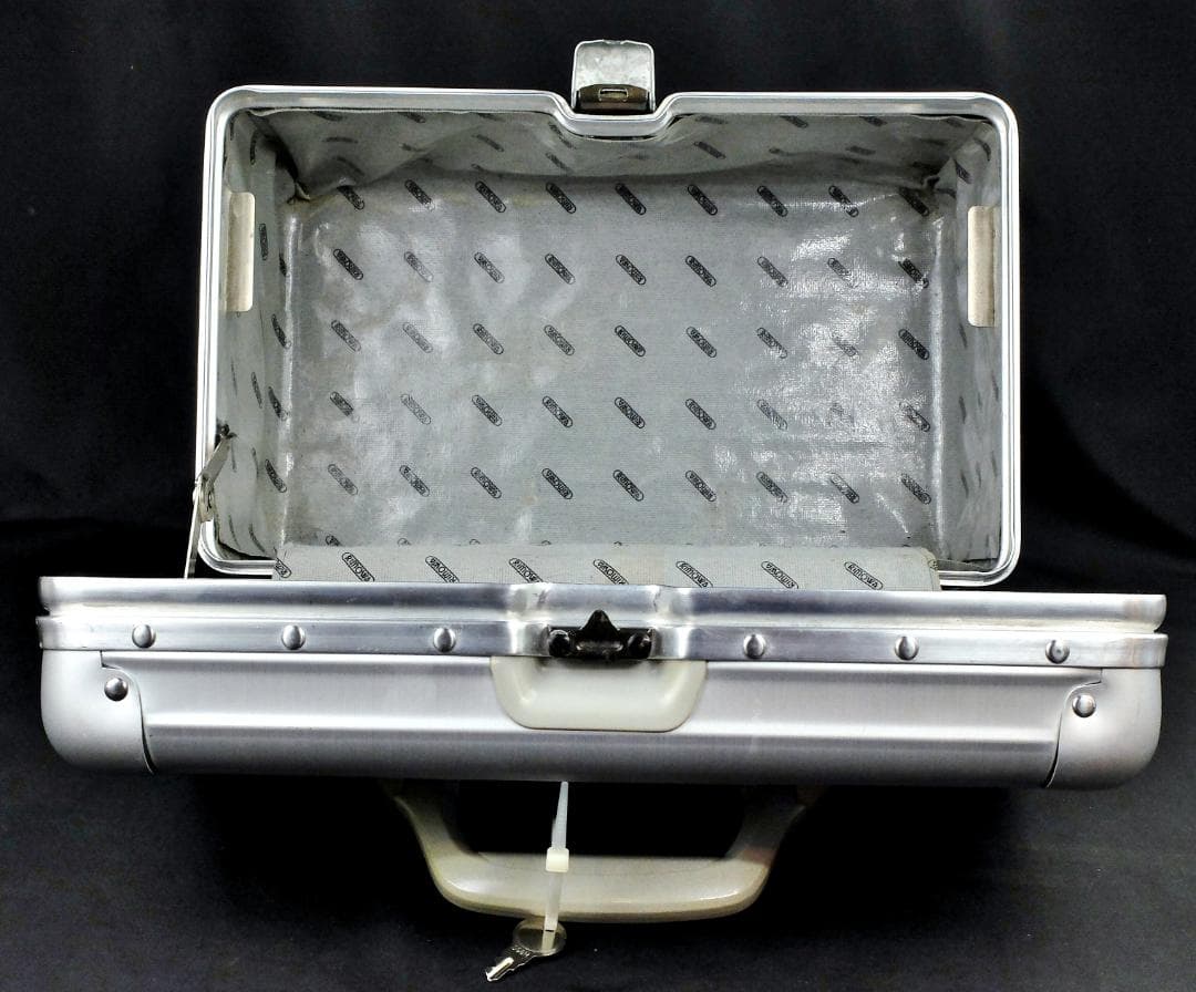 リモワ　946.38 『OPAL/オパール』アルミビューティケース 17L 鍵付