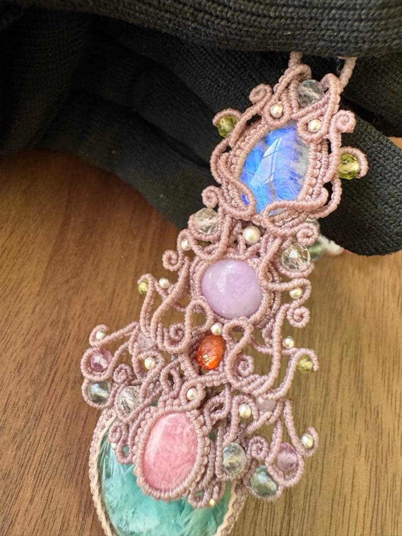 エンジェルフェザーフローライトのマクラメ編みネックレス♡その他石の詳細は説明にて