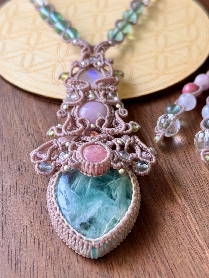 エンジェルフェザーフローライトのマクラメ編みネックレス♡その他石の詳細は説明にて