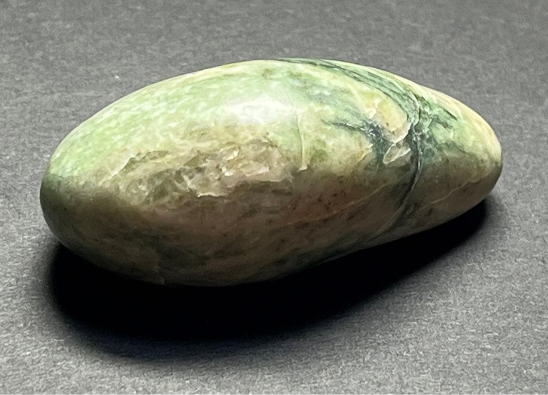 富山県産　ネフライト　白混玉　国産鉱物　標本　原石