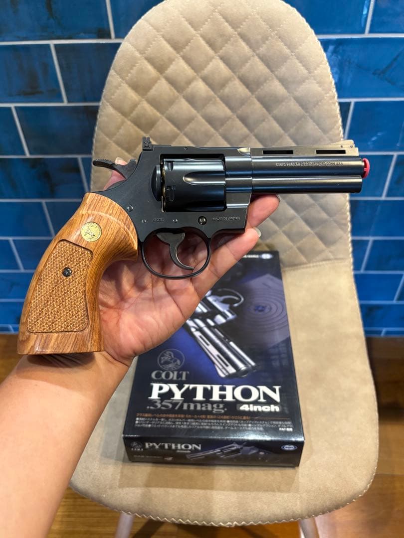 コルトパイソン 357マグナム 4インチ 木製グリップ リアルカート