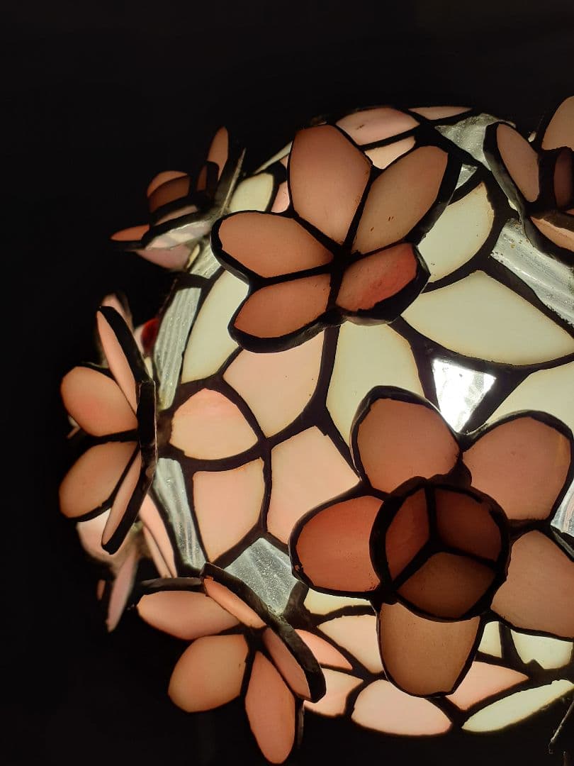 春にぴったりの艶やかで桜の花びらを散りばめた様な可愛らしいペンダントライト