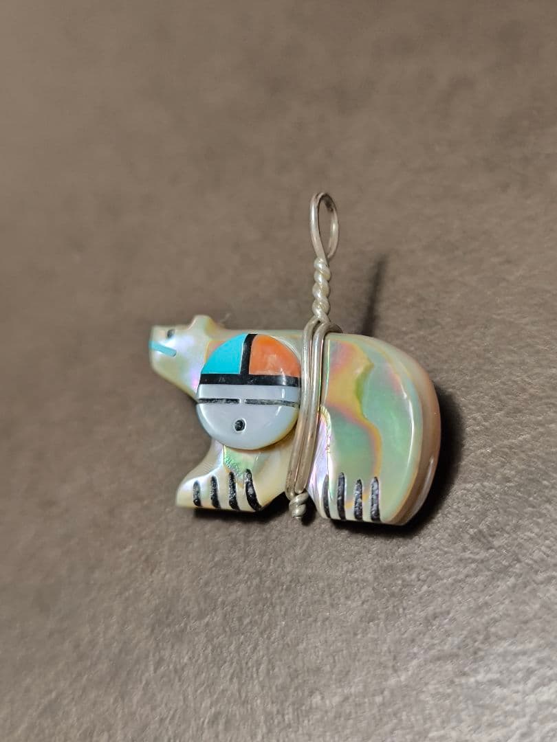 ズニ族  ナバホ 熊クマ サンフェイス ホワイトシェル・ペンダント