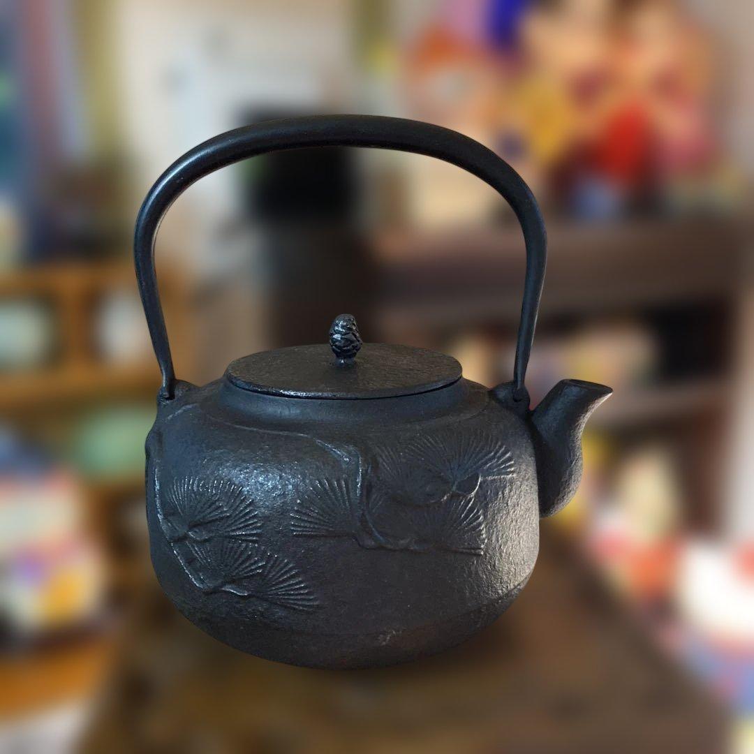 南部鉄刻印　鉄瓶　急須　茶器　梅花図　未使用品　大きめ　1.85L