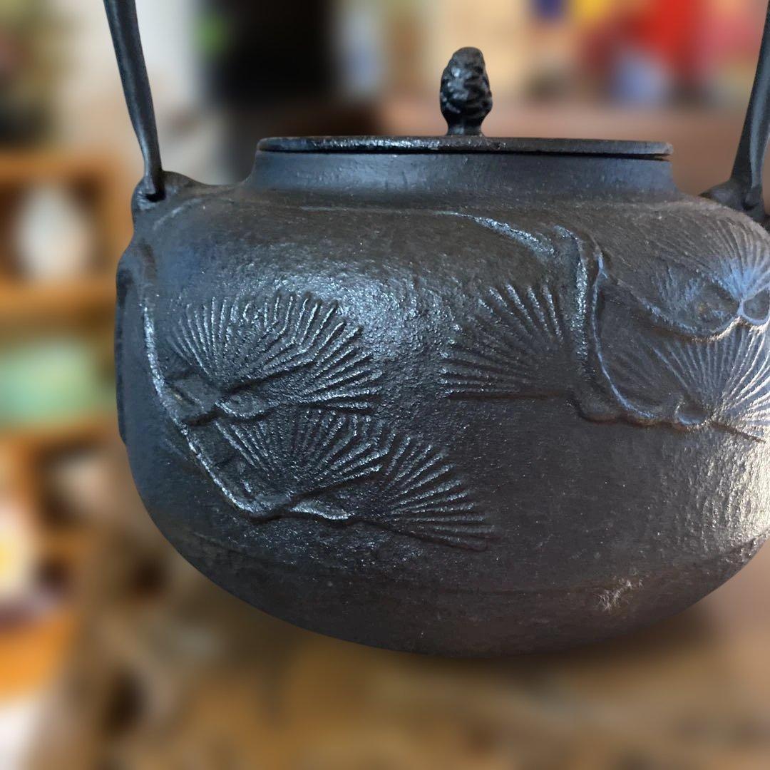 南部鉄刻印　鉄瓶　急須　茶器　梅花図　未使用品　大きめ　1.85L