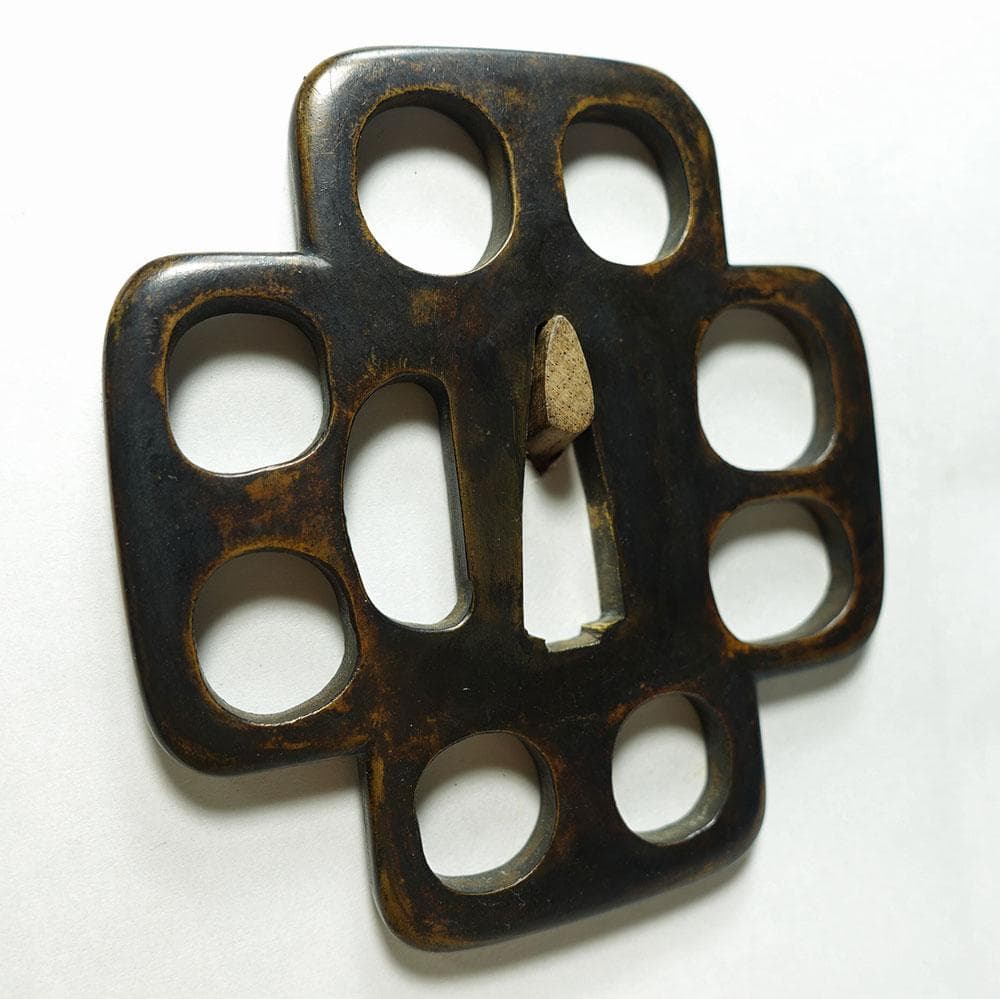 銅地十字木瓜形角九曜透鐔　無銘　片櫃孔　陰透　角耳小肉　肥後金工　肥後鐔　桐箱入