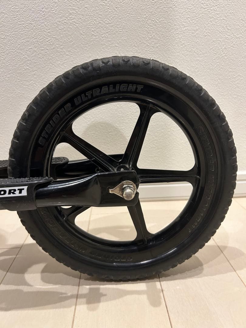 ストライダー ブラック 12インチ スポーツモデル 本体 ブラック 日本正規品