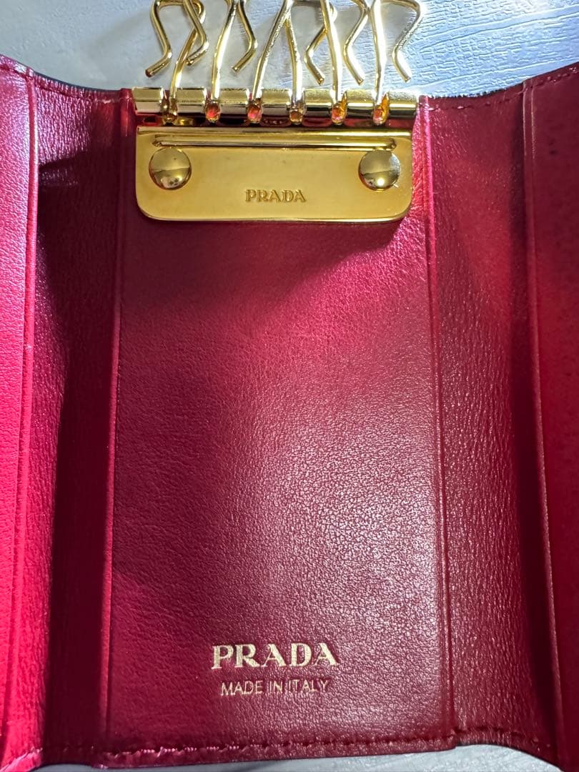 ネギラー油PRADA レア✨レザー キーケース6連/ブラック×レッド