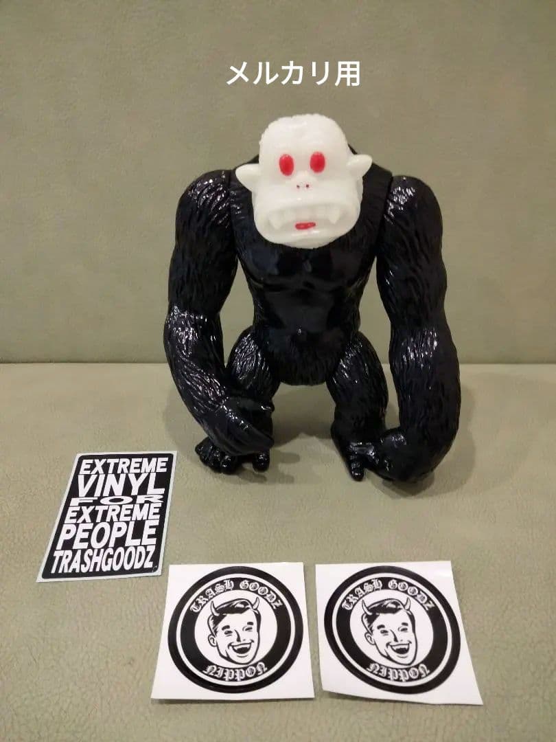 ソフビ　trash goodz　蓄光　おおきいゴリラ　izumonster