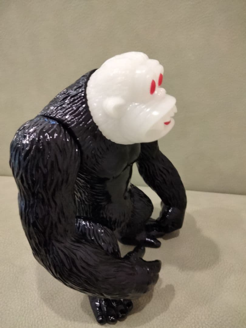 ソフビ　trash goodz　蓄光　おおきいゴリラ　izumonster