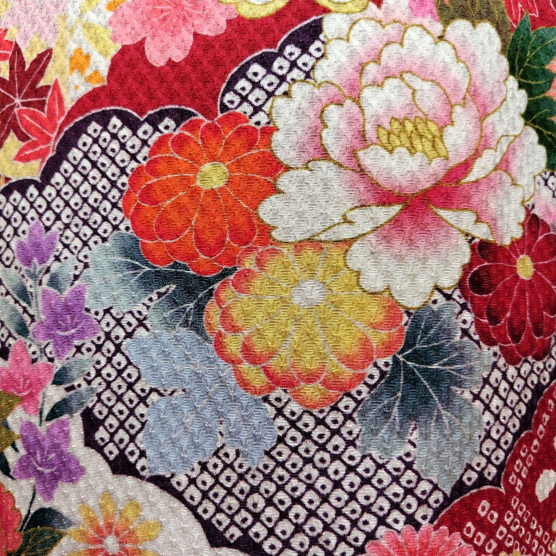 振袖フルセット(7点)・総絞り・エンボス加工・古典柄・金駒刺繍・花模様・金彩加工