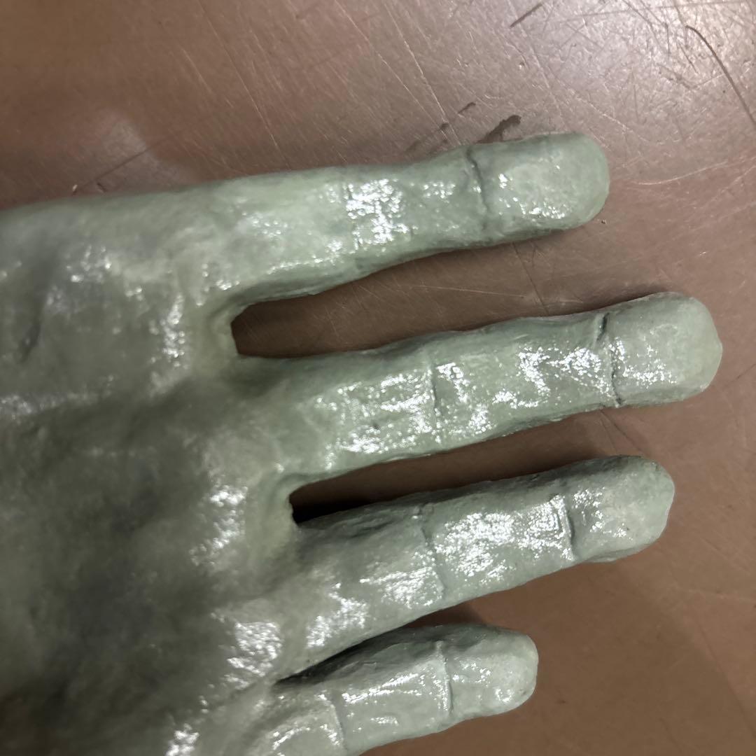 樹脂製手の彫刻 淡い緑色 光沢仕上げ