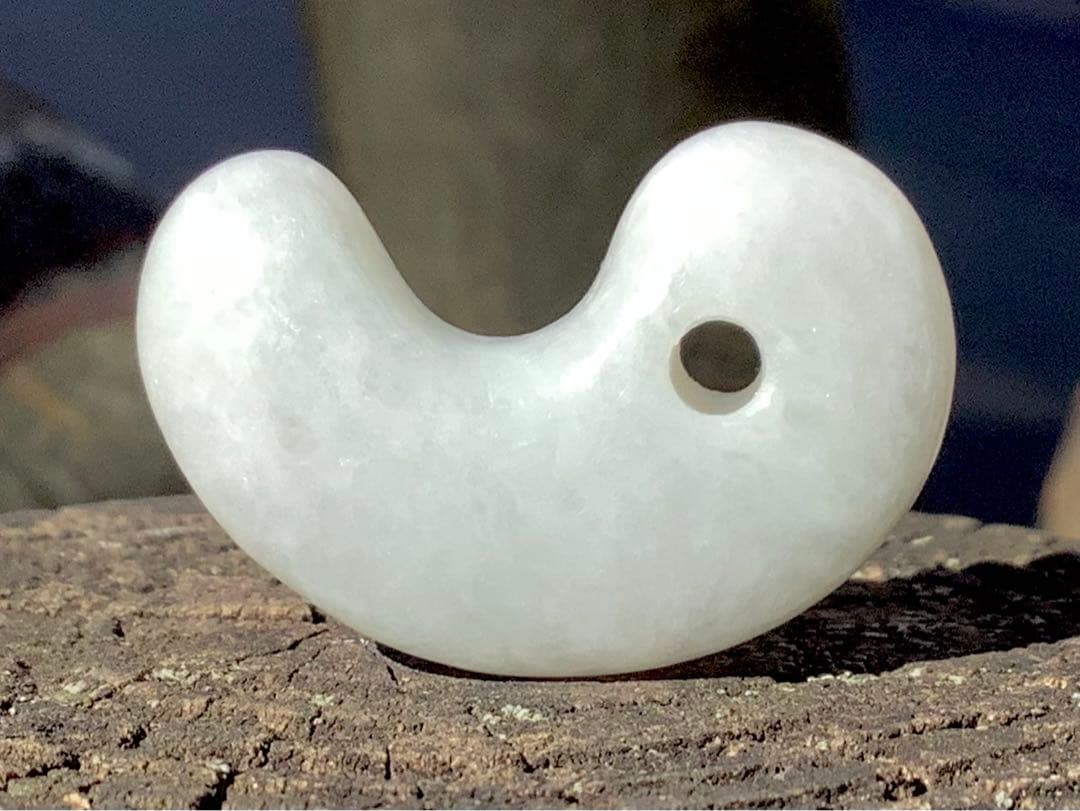 1点限り‼️本物ジェダイト糸魚川翡翠勾玉　氷の世界へアイスジェイド鑑定機関鑑別書付