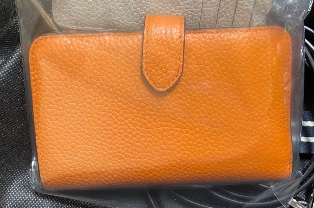 katespade ケイトスペード　オレンジ系　ミディアム二つ折財布　福袋で入手