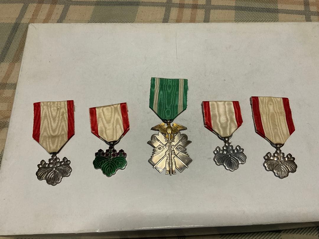 昭和の勲章　５つセット。【ケースは有りません、かなり程度は良いと思います。】。