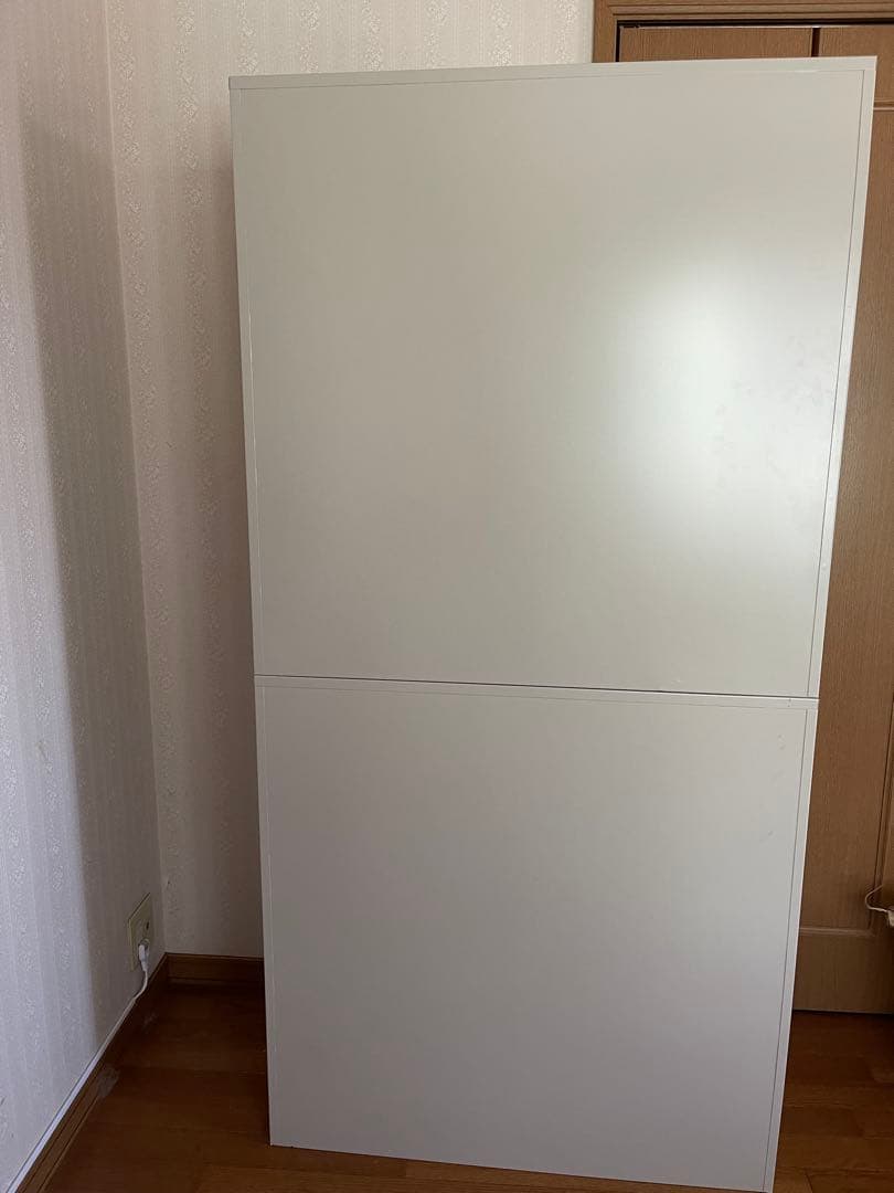 鍵付きオフホワイトキャビネット 上部ガラス扉付き