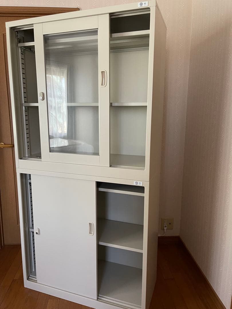 鍵付きオフホワイトキャビネット 上部ガラス扉付き