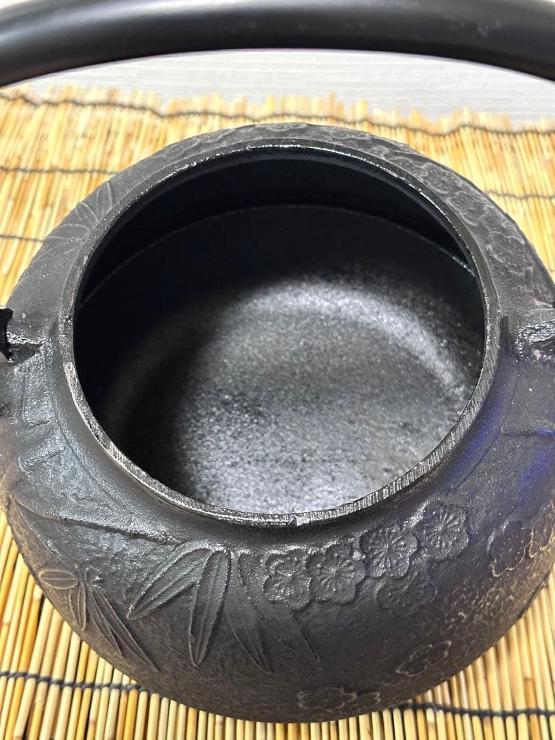 未使用品、付属品付　南部運南堂 鍋元造　松竹梅　２８型　大型鉄瓶　南部鉄瓶