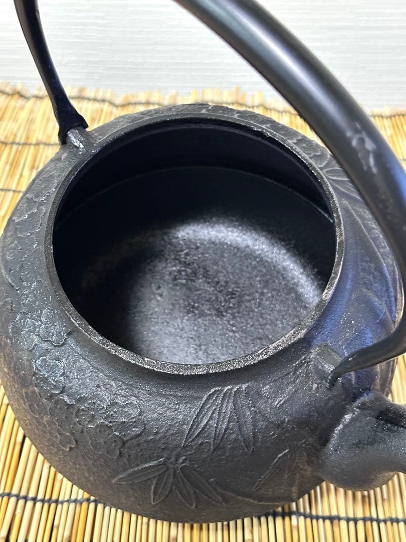 未使用品、付属品付　南部運南堂 鍋元造　松竹梅　２８型　大型鉄瓶　南部鉄瓶