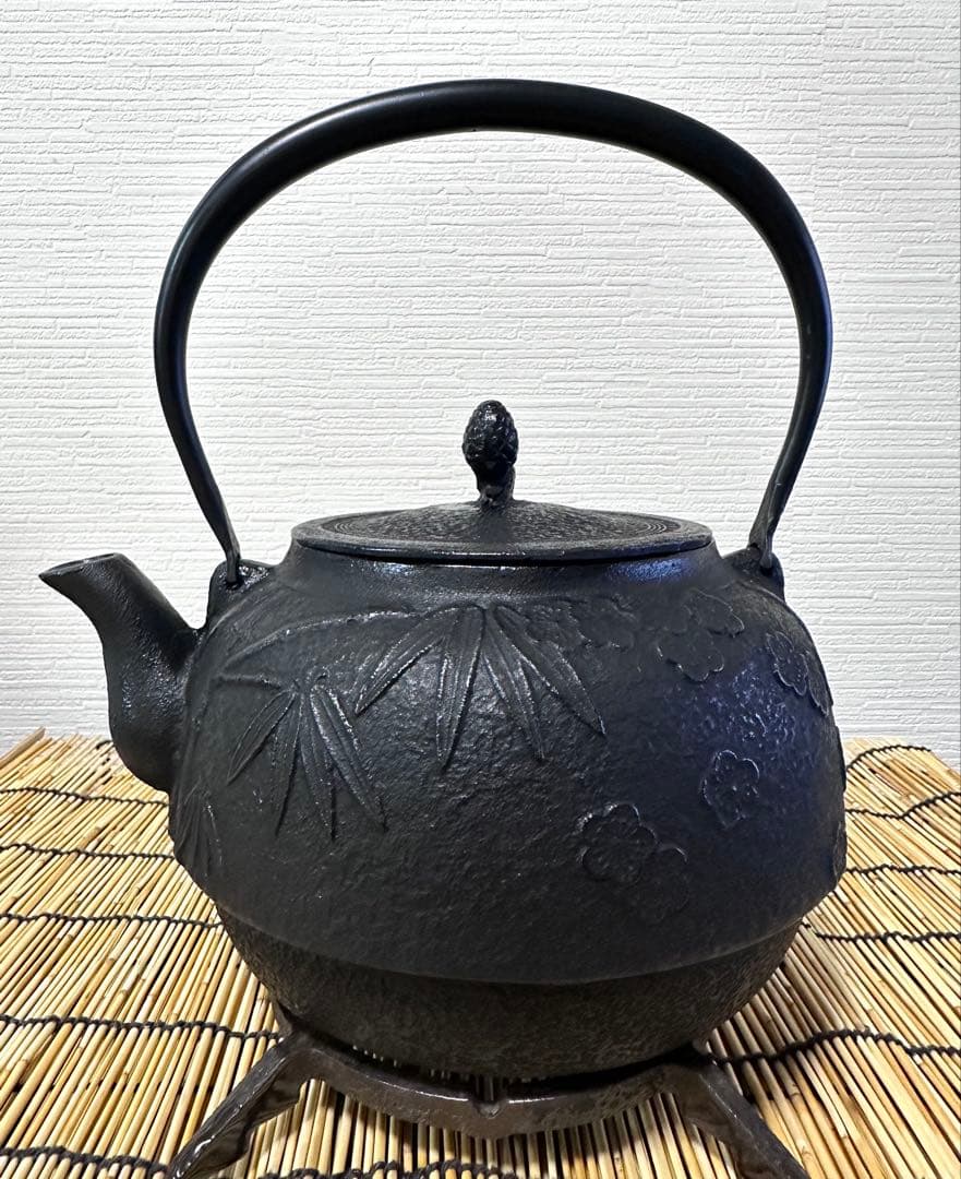 未使用品、付属品付　南部運南堂 鍋元造　松竹梅　２８型　大型鉄瓶　南部鉄瓶