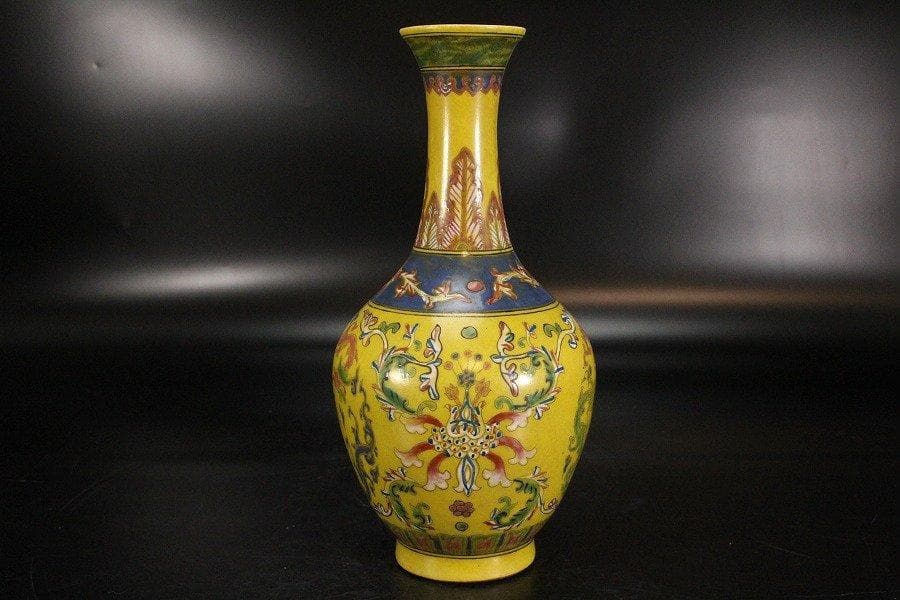 中国美術 黄地 色絵 草花紋 瓶 高21.5cm 乾隆年製款 旧家蔵出