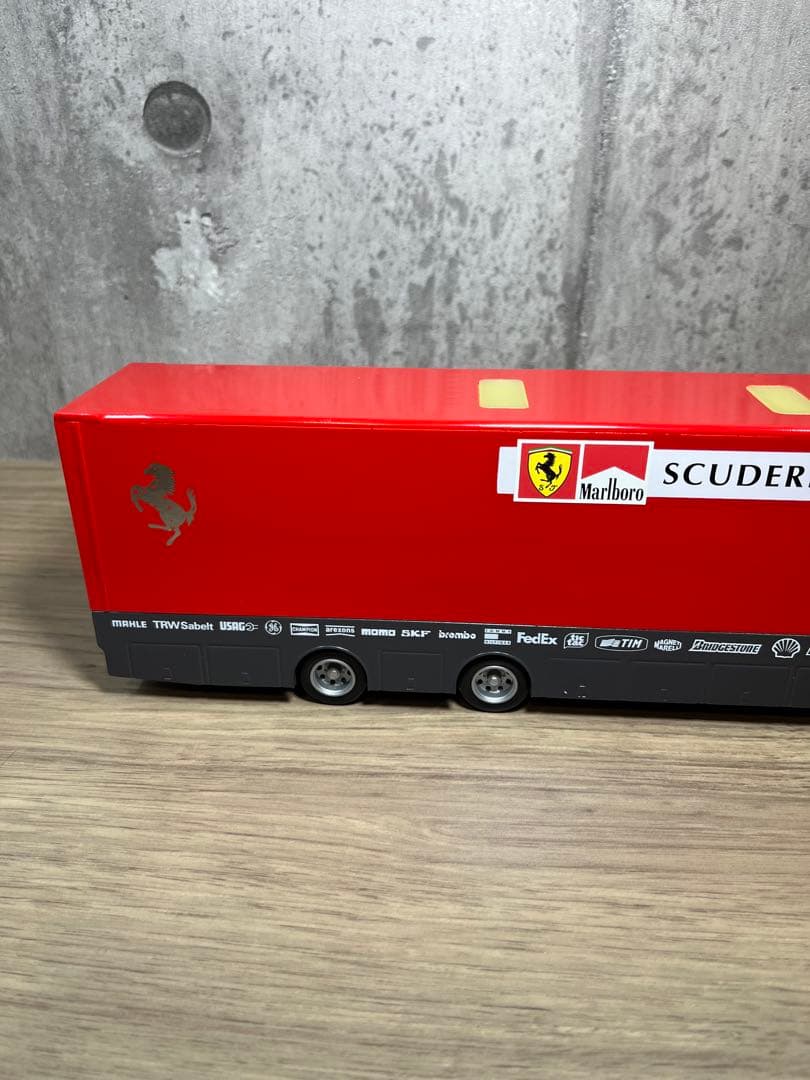 スポーツカー　フェラーリ　トランスポーター　スクーデリア　レーシングトラック
