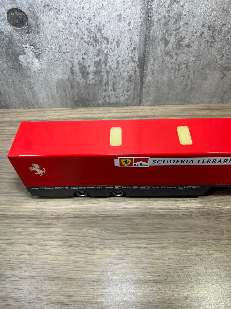 スポーツカー　フェラーリ　トランスポーター　スクーデリア　レーシングトラック