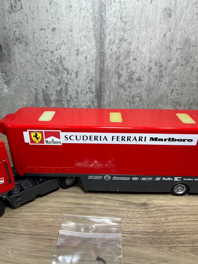 スポーツカー　フェラーリ　トランスポーター　スクーデリア　レーシングトラック