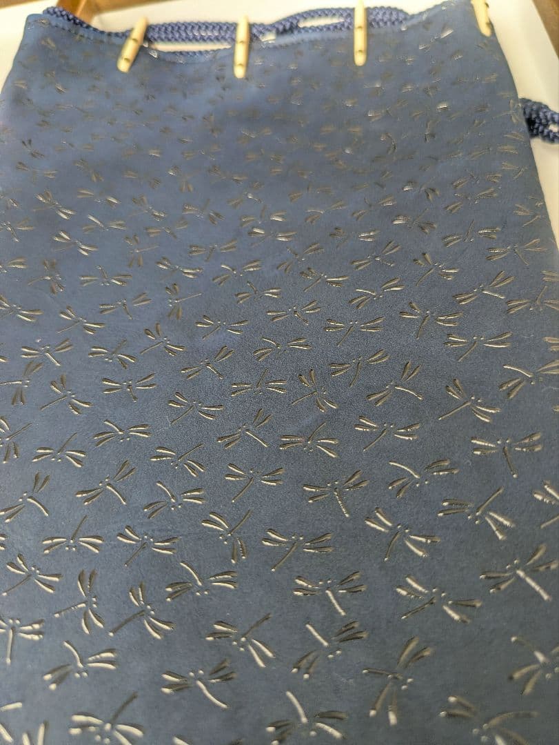 新品未使用 箱入り 印伝 　甲州印伝 印傳屋 　合切袋（大）　巾着　とんぼ　紺