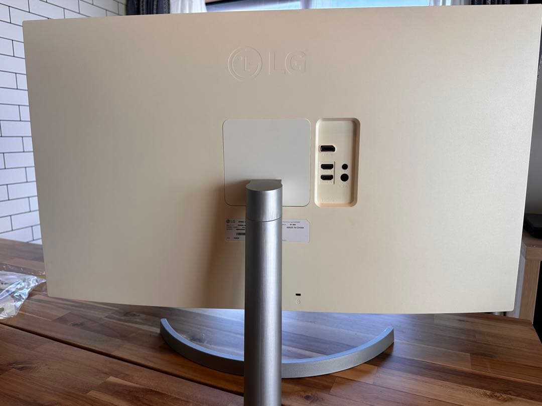 【良品】LG 32UN500-W 31.5インチ 4K HDRディスプレイ