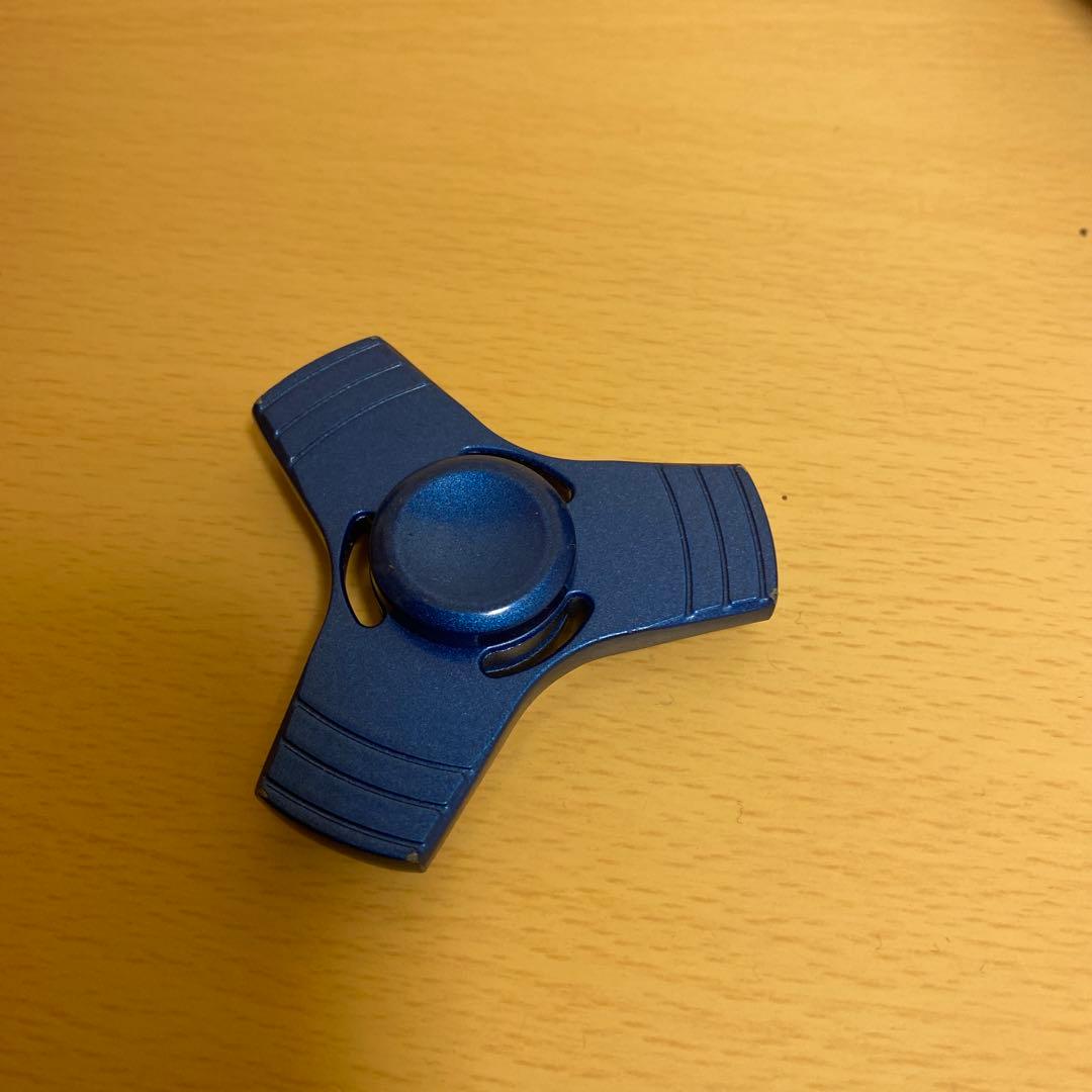 青い金属製フィジェットスピナー