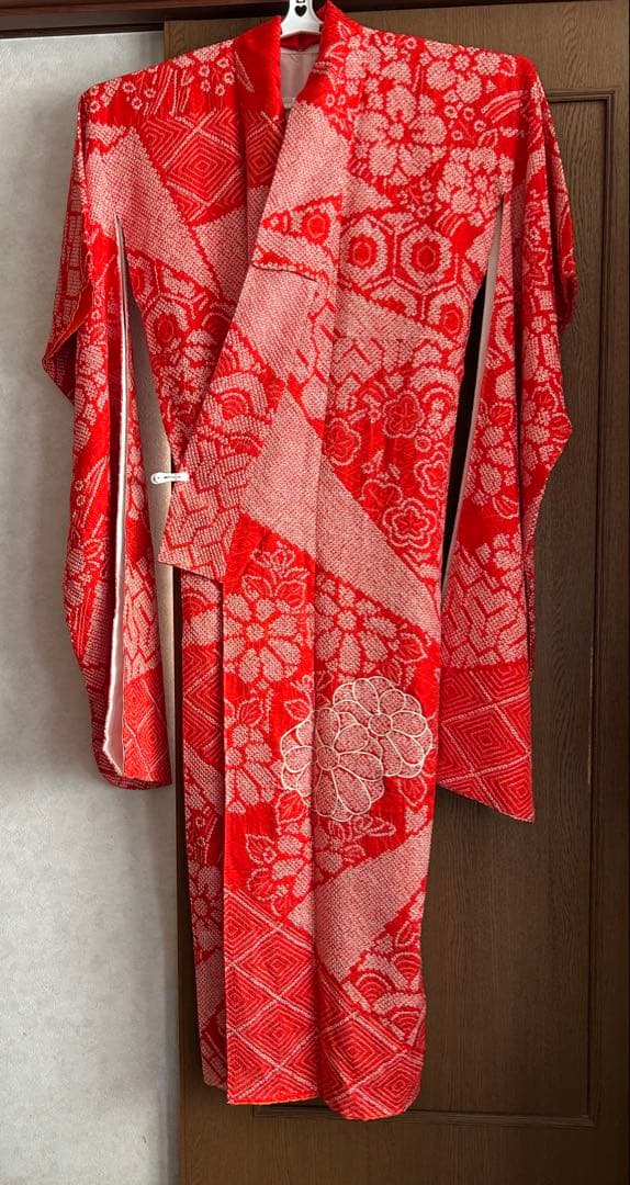 #振袖 #総絞り #レトロ雰囲気 #朱色に近い赤い #菊花刺繍