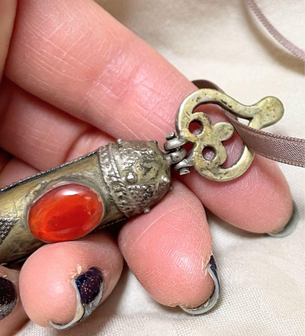 トルクメニスタン トルクメン 装飾品 経典などを指す道具