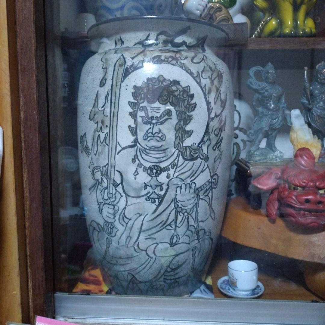 大型陶器壺 剣を持つ仏像デザイン