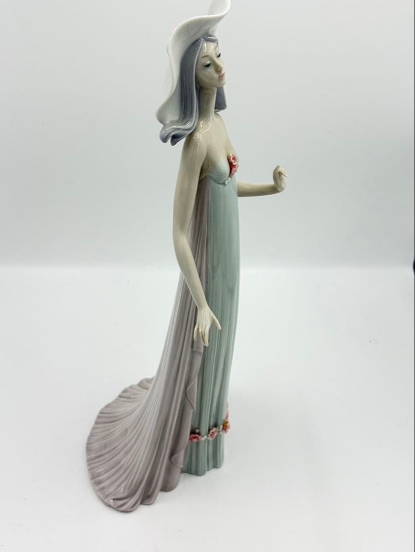 リヤドロ フィギュリン Dama Biarritz ビアリッツの貴婦人　1431