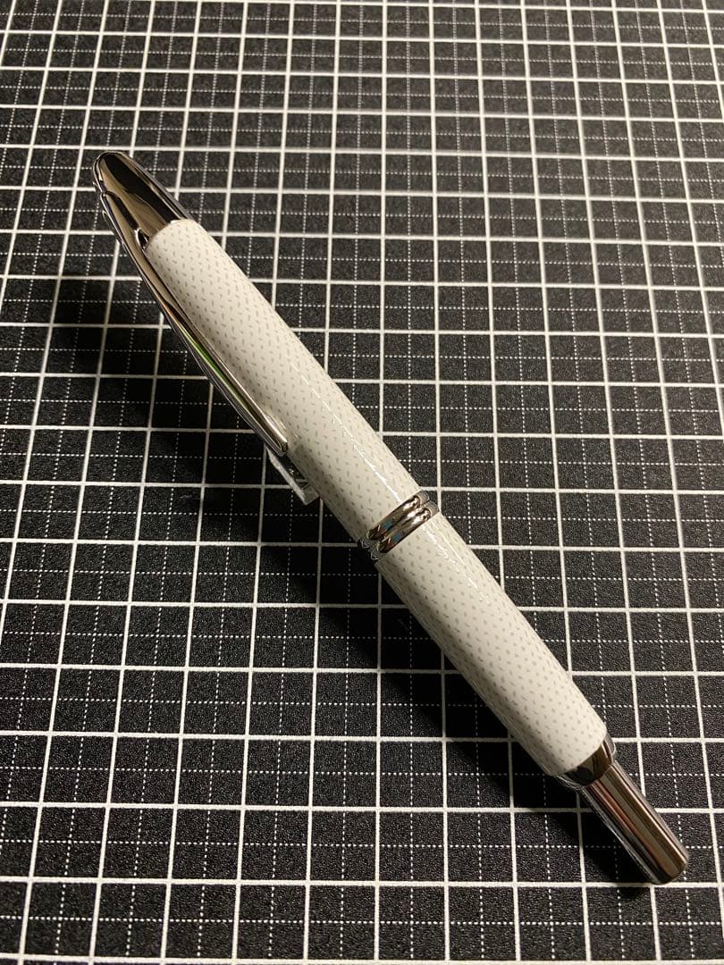PILOT CAPLESS Kasuri 白　万年筆　字幅M