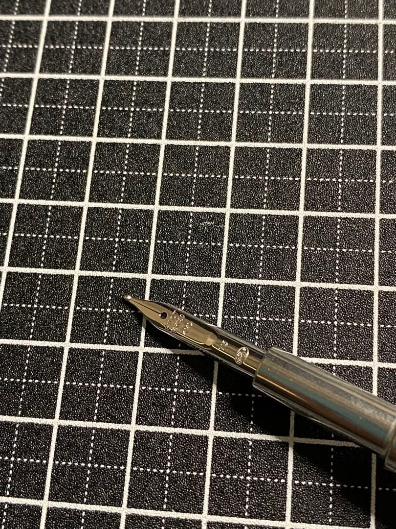 PILOT CAPLESS Kasuri 白　万年筆　字幅M