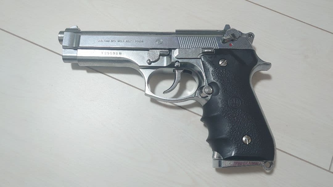 東京マルイ　ベレッタM92F　クロームステンレス　マガジン付き