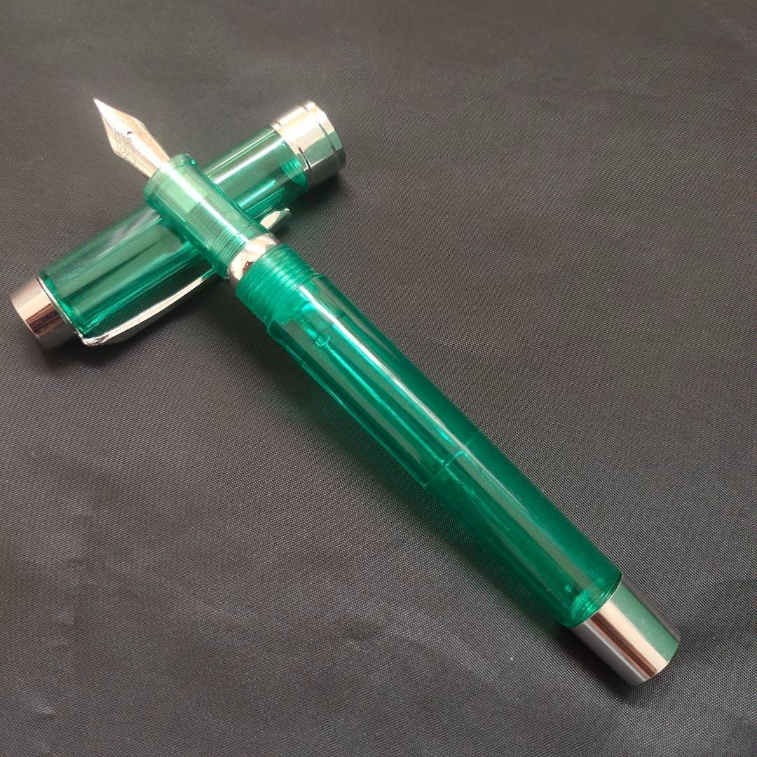 @透明な緑色の万年筆